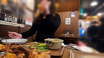 Autentica japonesa amateur captura a una mujer tetona con un gran trasero en acción en un puesto de gelato