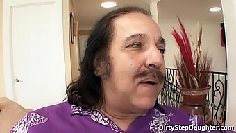 Ron Jeremy Har Et Heldig Møte Med Sin Tenåringsstedatter Lynn Love.