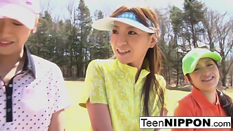 Yndige Asiatiske Teenagepiger I Et Spil Strip Og Golf