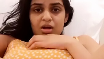 Sri Lankan Wife Indulges In Beautiful Masturbation