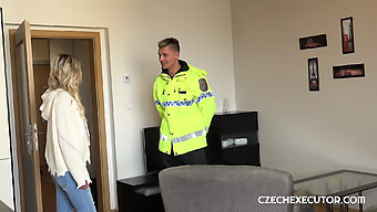 Hot Møde Med En Sulten Politibetjent Og Escort Claudia Macc