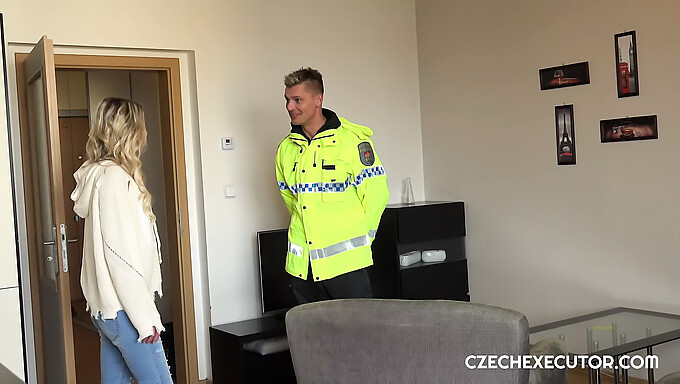 Horké setkání s dusným policistou a eskortem Claudii Macc