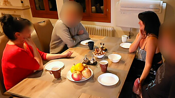 Tonåring Runkar Och Tar Ut En Enorm Penis På Restaurangen