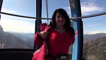 Eine Heiße Begegnung Mit Einer Fremden In Einer Seilbahn Mit Intensivem Analsex Und Explosiven Cumshots