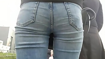 Exhibitionnisme Public Revêtu De Jeans Mettant L'Accent Sur La Derriere