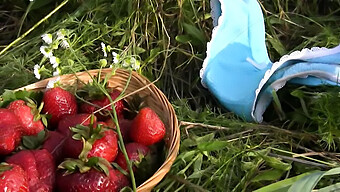 Encuentro Temático De Fresa Al Aire Libre Con Una Dulce Chica