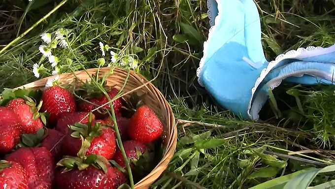 Outdoor Erdbeer-Themen-Begegnung mit einem süßen Mädchen