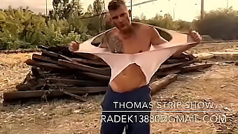 Thomas.J Dans Une Performance De Striptease Sensuelle