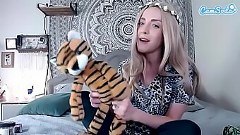 Joe exotic's tiger king parodi på webcam med Carol Baskin