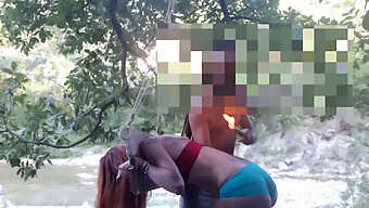 Adolescente Pelirroja Depilada Y Azotada En Una Escena Bdsm Al Aire Libre