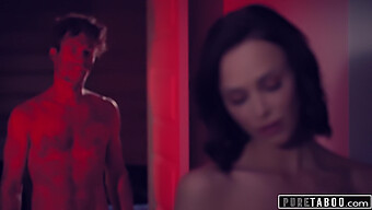 Michael Vegas Y Emily Willis Protagonizan Un Video De Sexo De Terror Temático De Halloween