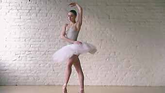 Bailarinas Europeas De Ballet En Una Sesión Caliente