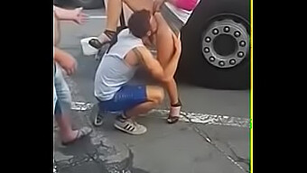 Jeu De Chatte En Public Avec Un Mec Excité