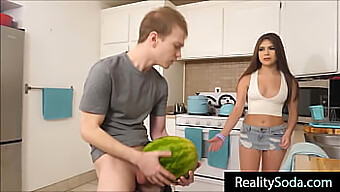 Sis Wird Anstelle Von Wassermelone In Einem Tabulosen Familienvideo Gefickt