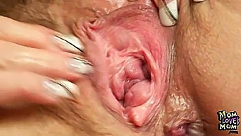 Una Milf Amatoriale Anziana Stringe I Suoi Muscoli Vaginali