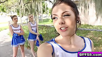 Gorący Czwórka Z Napalonymi Trenerami I Cheerleaderkami Wymieniającymi Się Przyjemnościami Oralnymi I Facialnymi