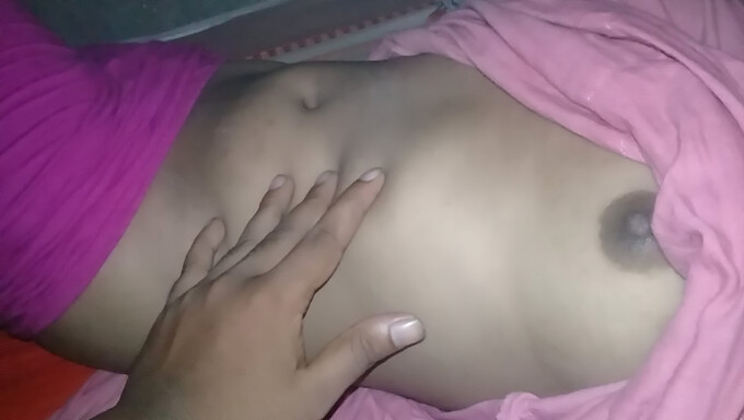 Chica adolescente desi se involucra en actividad sexual sin ropa