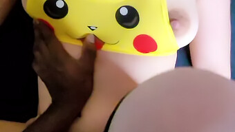 Pikachu Cosplay'Deki Fransız Kız Şiddetle Beceriliyor