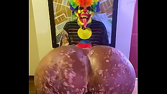 Velika Ritka Lepotica Victoria Cakes Daje Gibby The Clown Darilo, Da Se Spomni