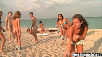 Seorang mahasiswi muda memberikan blowjob di kamar asrama di pantai.