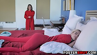 Teen (18+) Si Užívá Lesbický Sex Se Svou Pěstounskou Matkou