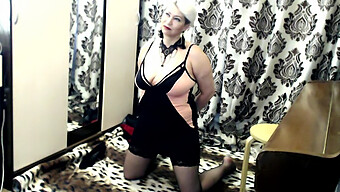 Dominatrix Milf Používa Análne Hračky A Dáva Výstredný Orálny Sex