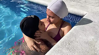 Mathilde Ramos Et Moi Nous Adonnons À Du Sexe Chaud Au Bord De La Piscine