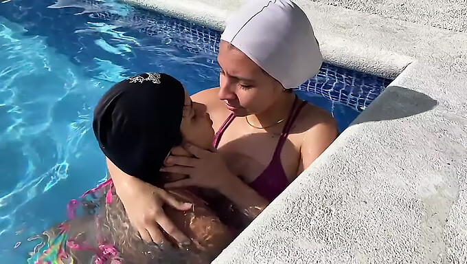 Mathilde Ramos e eu nos entregamos a um sexo quente à beira da piscina