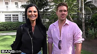 Veřejná Expozice Kundičky S Zralou Kráskou Jasmine Jae Na Pláži