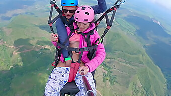 Paragliding Dobrodružství Se Mění V Divokou Sexuální Seanci S Intenzivním Šukáním Kundičky A Stříkáním