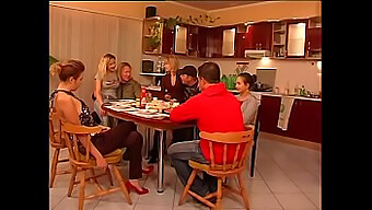 En Liderlig Familie Bliver Vild I Italiensk Hardcore Video