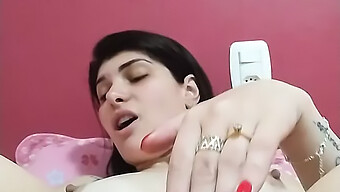 امرأة سمراء تستمني باستخدام لعبة جنسية