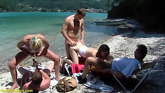 La Thérapie Familiale En Plein Air Se Transforme En Orgie Sauvage Sur La Plage Avec Une Grosse Bite Et Des Jeux Anaux