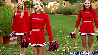 Cheerleading-troppen har en leken foursome-økt etter trening