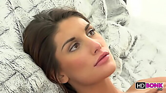 August Ames yang glamor menikmati seks sensual dan kenikmatan oral