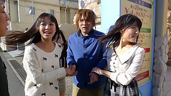 Kotomi Asakura Et Ses Amies Profitent D'Un Trio Avec Un Mec Au Japon