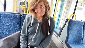 Rencontre Torride Dans Un Tramway: Le Show Solo D'Une Fille Coquine