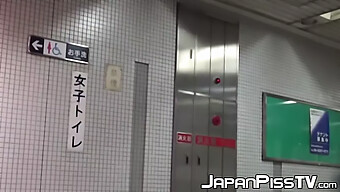 Japanische Frau Pinkelt In Der Öffentlichen Toilette