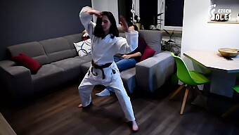 Amatööri Tšekin Jalka Fetisisti Hallitsee Kanssa Karate Potkut Ja Jalka Tukahduttaa