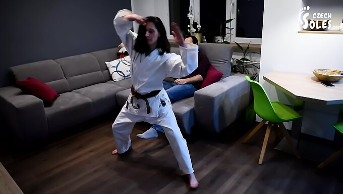 Amatőr cseh lábfetisiszta dominál karate rúgásokkal és lábimádóval