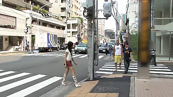 Japanse Kaoruko Beleeft Een Opwindend Trio Met Een Gezichtsbehandeling