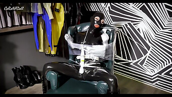 Jeu De Latex Bdsm Avec Une Poupée En Caoutchouc En Talons Hauts