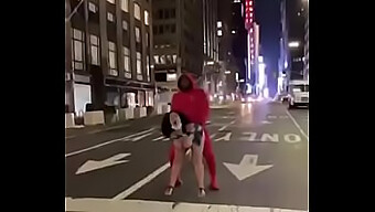 Interracial Par Queen Rogue Og King Nasir Engasjerer Seg I Seksuell Aktivitet I New York City