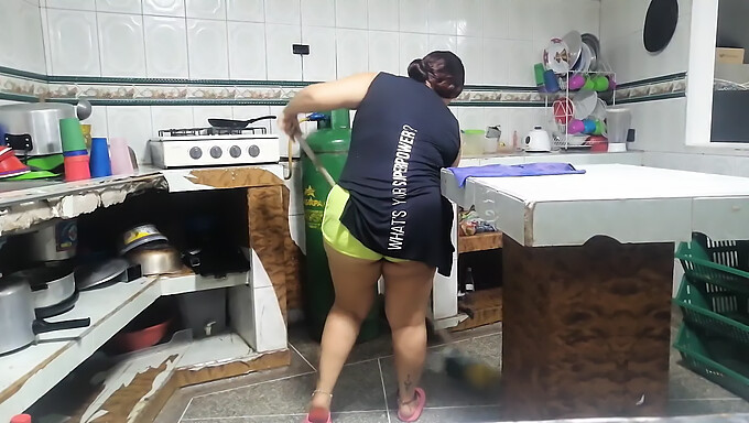 ¡La madrastra se entrega a la paja cubana y a la doble penetración con su hijastro!