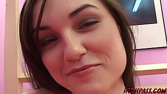 Petite Sasha Grey si užívá tvrdé šukání s jejími prsy a těsným zadečkem.