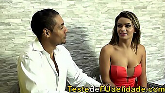 Esposa Sexy Se Entrega Ao Prazer Oral Com Seu Chefe Enquanto É Casada