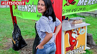 ¡caliente Adolescente Colombiana Filmada Mientras Le Hace Una Garganta Profunda A Una Gran Polla!