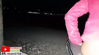 Najstnica Daje Oralni Seks In Seksamo Na Javni Plaži