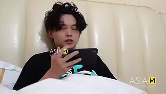 Guru Asia Xun Xiao Xiao Mengajarkan Pelajaran Liar Di Video Porno Buatan Sendiri