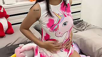 Joven Tailandesa Con Tetas Pequeñas Y Coño Apretado. ¡mira Cómo Se Divierte!